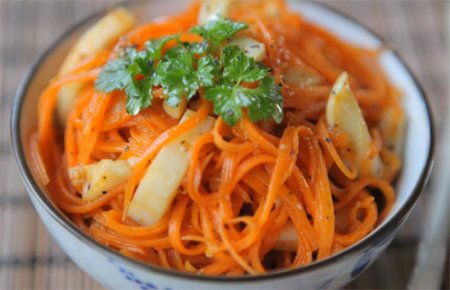 Видео рецепт: Морковный салат с кальмарами по-корейски
