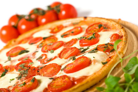 Пицца с помидорами, сыром и луком