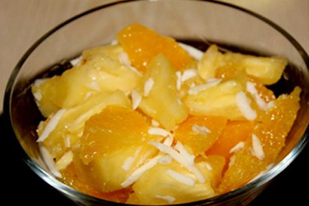 Фруктовый салат с апельсином и ананасом
