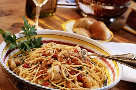 Спагетти с креветками, морским гребешком и петрушкой