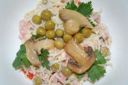Салат с грибами и колбасой