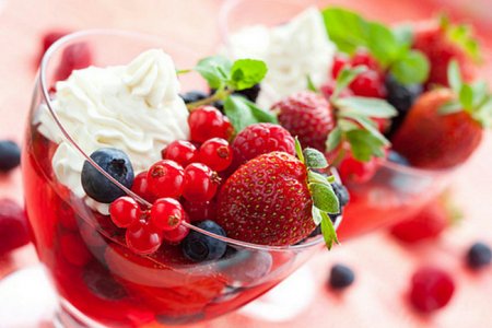 Французский десерт со свежими ягодами