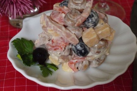 Салат с копченым мясом и грибами Феерия